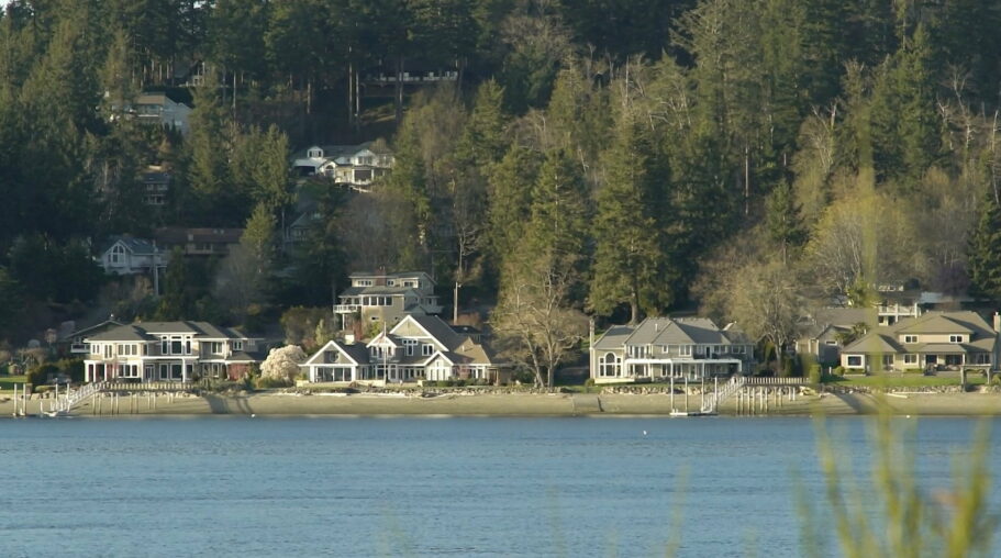 homes on the waterfront on fox island