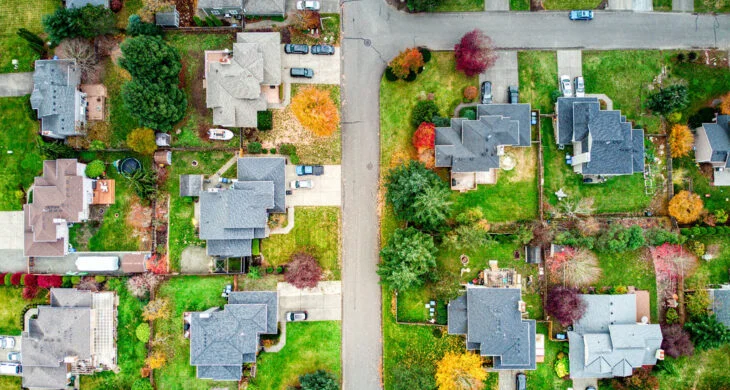 A photo of several blocks of homes in Tacoma suburb, Summit. The leaves on the trees are turning orange and red.